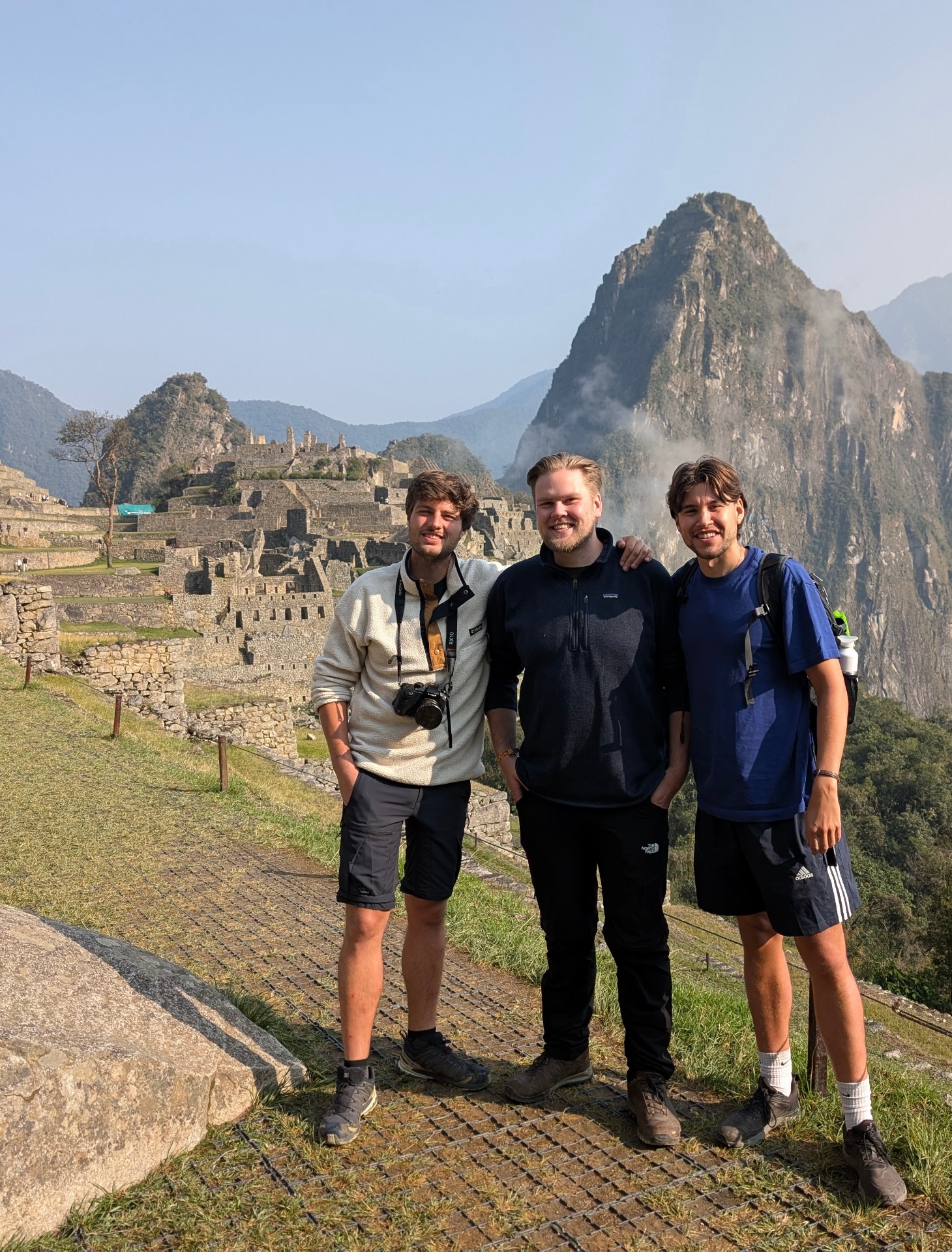 Cas en Geert met een vriend bij Machu Picchu